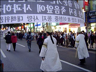 대구시민들이 길가에서 거리행진을 하는 모습을 지켜보고 있다. 